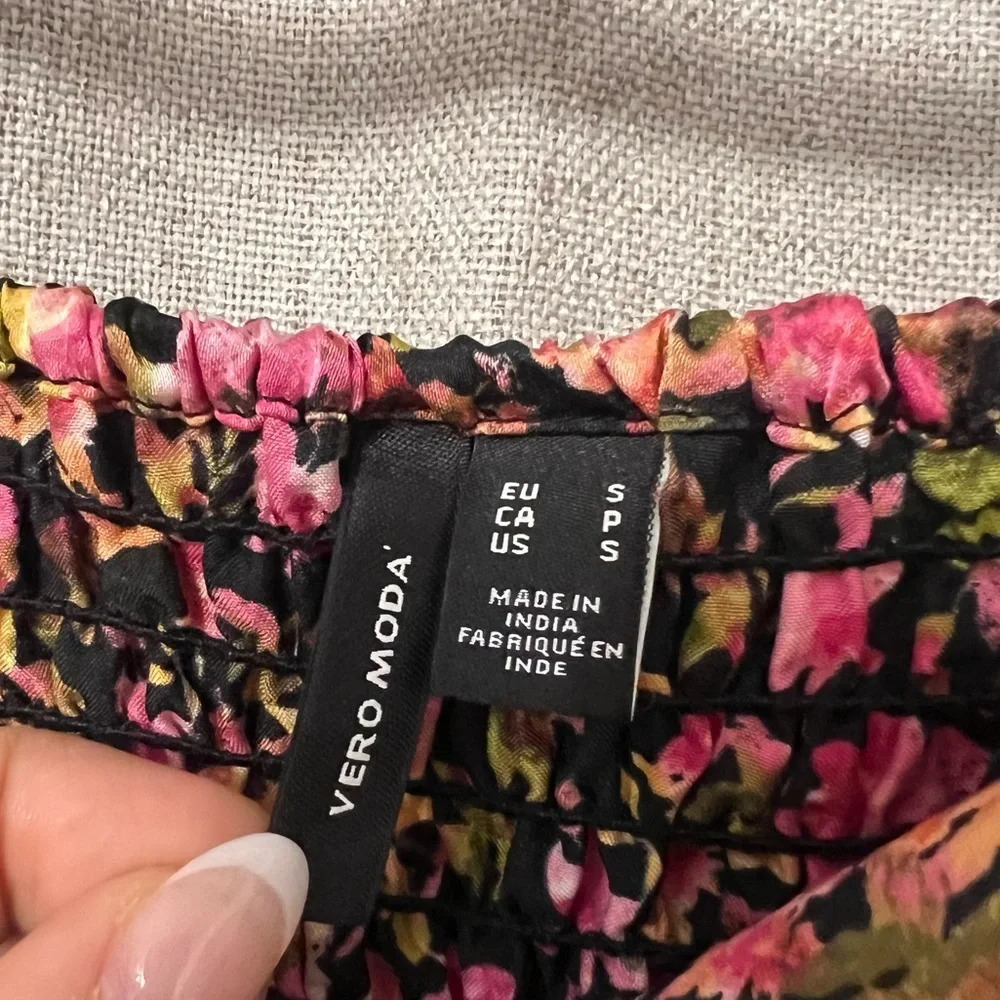 ❌SOLD ❌
💐Vero Moda floral cropped blouse - Picture 5 of 6
